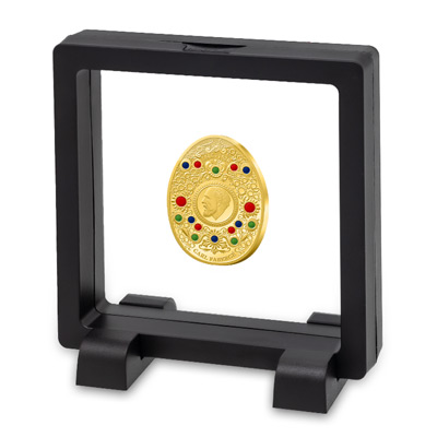 Velikonoční pozlacená mince Fabergé s barevnou aplikací Velikonoční pozlacená mince Fabergé s barevnou aplikací