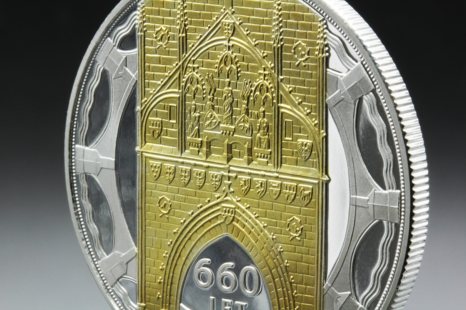 Detail pamětní medaile Karlův most zušlechtěné ryzím zlatem a stříbrem