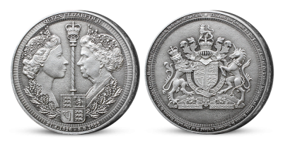 Královna Alžběta II. na pamětní medaili s velkorysým průměrem