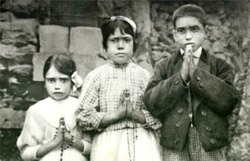 Lúcia Santosová (uprostřed) a její sestřenice a bratranec Jacinta a Francisco Martoovi, 1917
