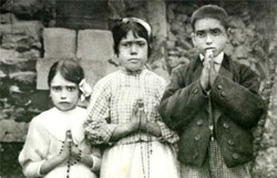 Lúcia Santosová (uprostřed) a její sestřenice a bratranec Jacinta a Francisco Martoovi, 1917 Lúcia Santosová (uprostřed) a její sestřenice a bratranec Jacinta a Francisco Martoovi, 1917