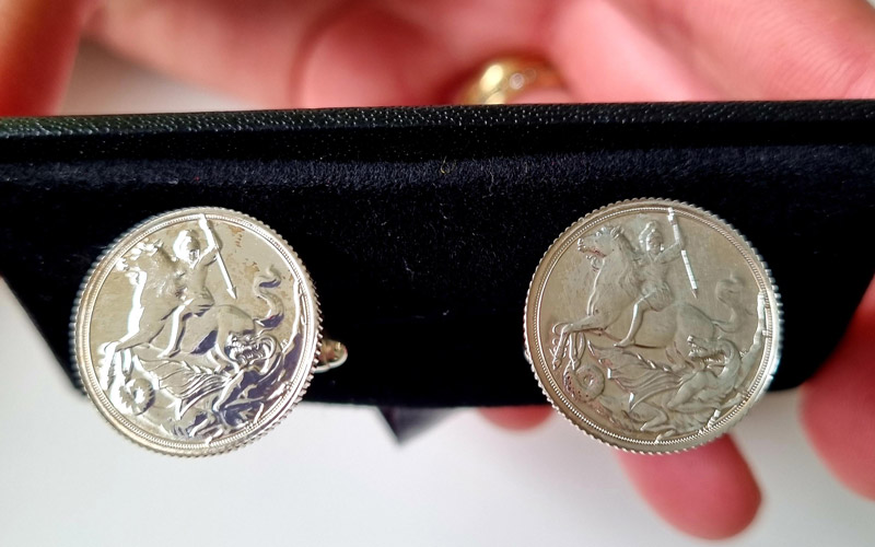 Manžetové knoflíčky se stříbrnou mincí Sovereign