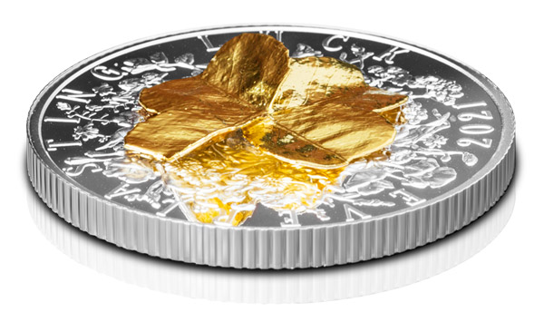 Stříbrná mince s pravým čtyřlístkem zušlechtěným zlatem