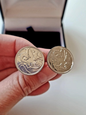Elegantní manžetové knoflíčky se vsazenými originály legendárních mincí Sovereign