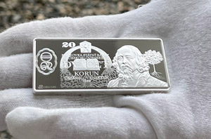 Motiv dvacetikoruny zdobí dvouuncovou medaili z ryzího stříbra