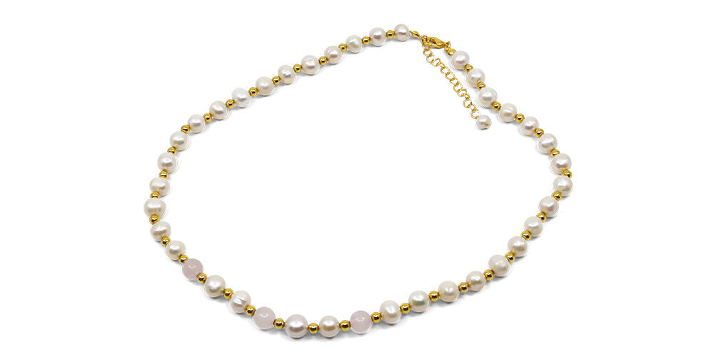 Perlový náhrdelník s růženíny zušlechtěný 18karátovým zlatem 