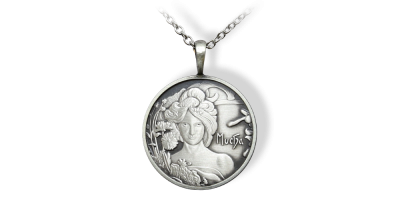 Medailonek z ryzího stříbra s motivy díla Alfonse Muchy 