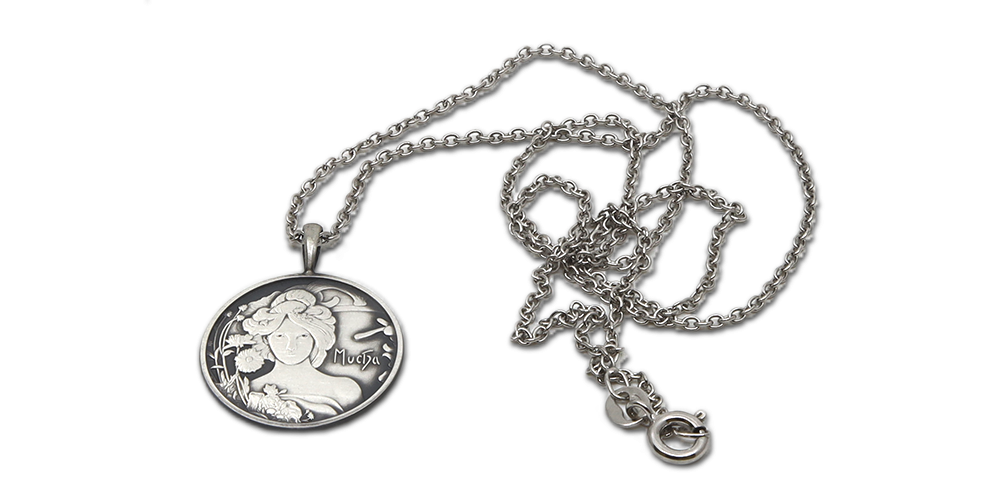 Medailonek z ryzího stříbra s motivem díla Alfonse Muchy na stříbrném řetízku