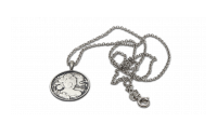 Medailonek z ryzího stříbra s motivem díla Alfonse Muchy na stříbrném řetízku