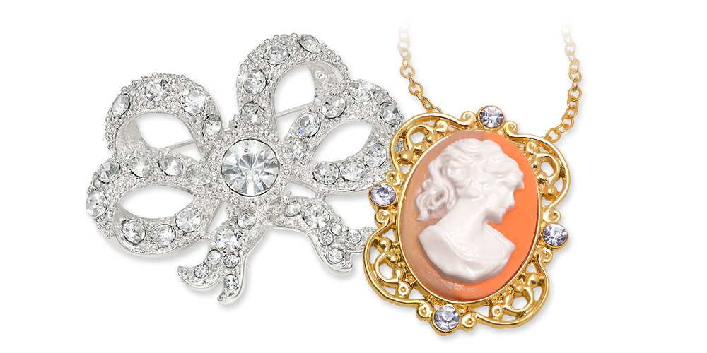 Kamei zdobená krystaly a brož inspirovaná šperkem královny Alžběty II.
