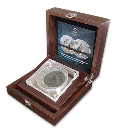 Nádherná medaile Staroměstský orloj z 1 kg ryzího stříbra se skleněnou vitráží Nádherná medaile Staroměstský orloj z 1 kg ryzího stříbra se skleněnou vitráží