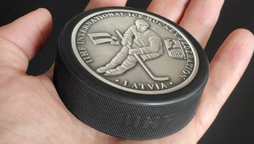 Oficiální pamětní IIHF medaile v pravém hokejovém puku