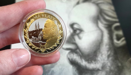Letošní 200. výročí Bedřicha Smetany uctívá pamětní medaile úctyhodných rozměrů …
