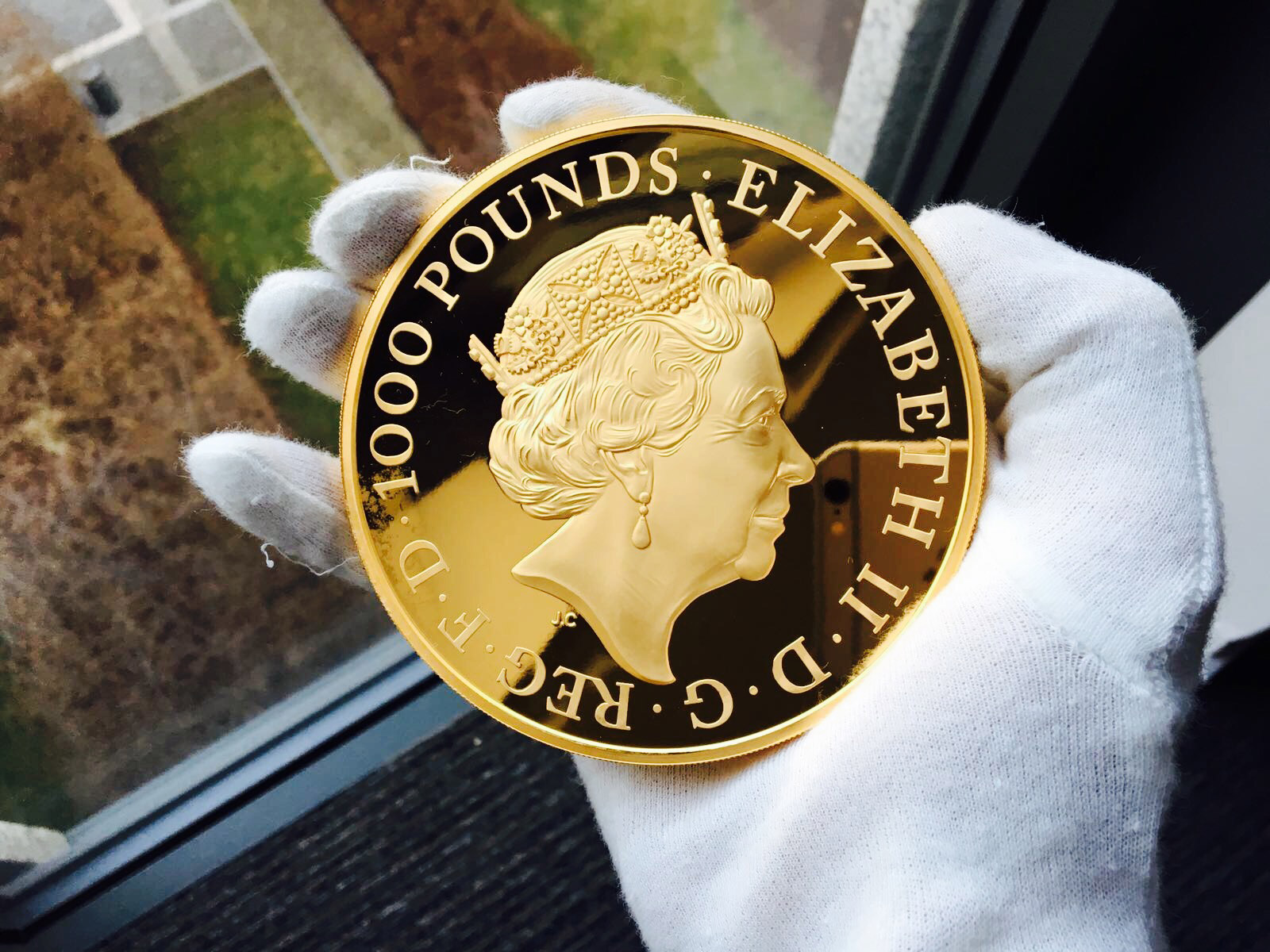 65 let vlády královny Alžběty II. zvěčněno na minci vyražené z nejčistšího zlata 999/1000
