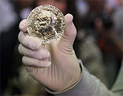 Medaile pro Nobelovu cenu vyražená z certifikovaného zlata